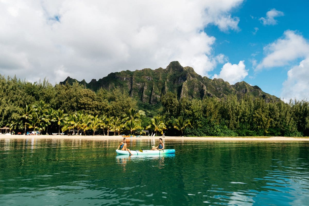 Couple tandem kayaking in Kaneohe Bay, Oahu - Hawaii Tourism Authority