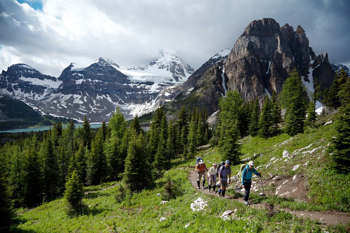 Hiking on Banff Highline - Yamnuska Mountain Advenures