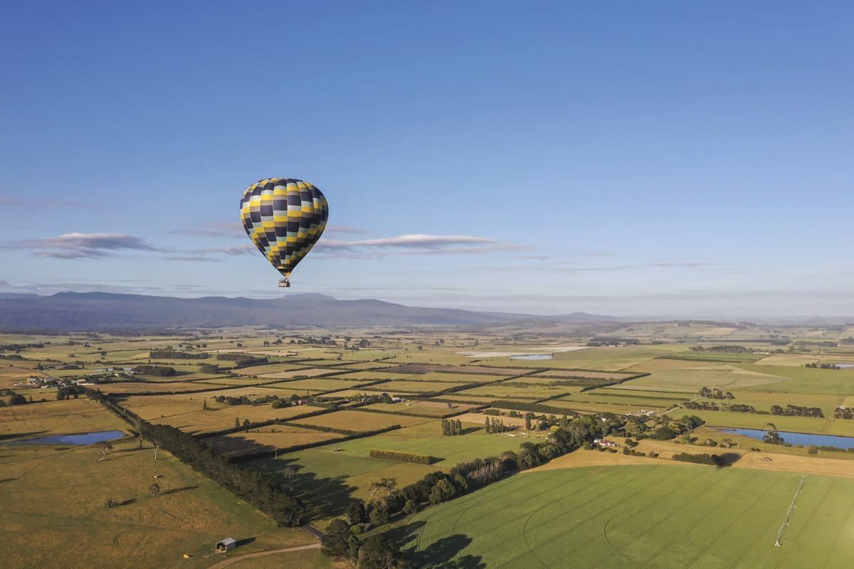 Hot air balloon tour in Tasmania - Tourism Australia