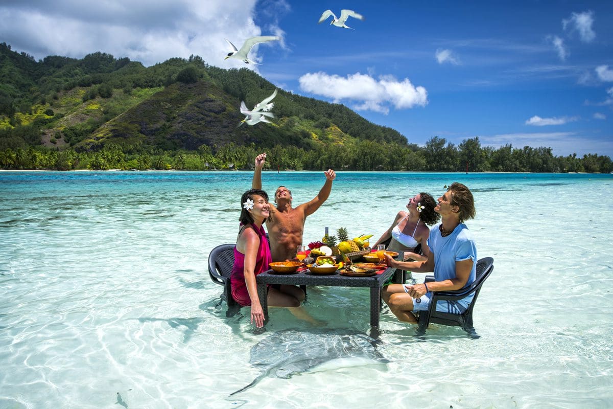 Lunch in the sea in Moorea - Tahiti Tourisme/David Kirkland