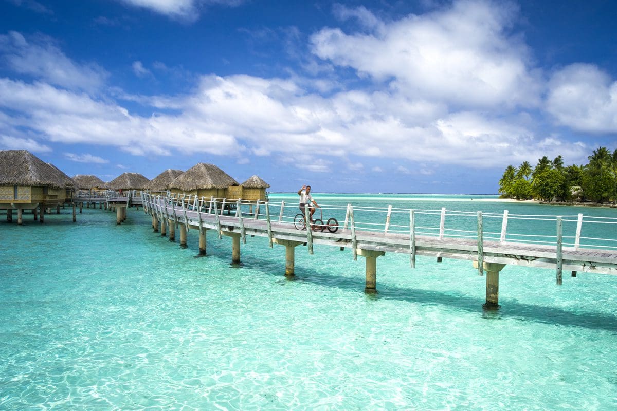 Le Tahaa Island Resort & Spa walkway - Tahiti Tourisme/David Kirkland