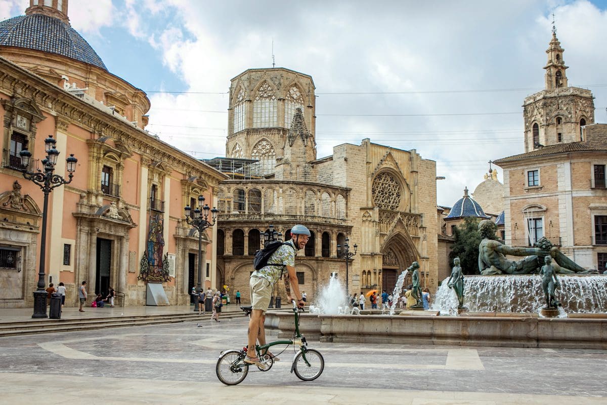 Cycling in the historical centre of Valencia - Visit Valencia