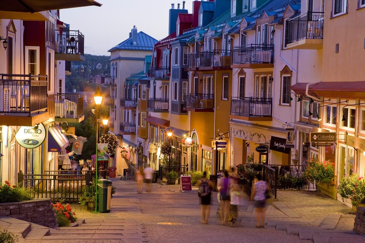 Montreal streets by night - Quebec Tourism/Mathieu Dupuis
