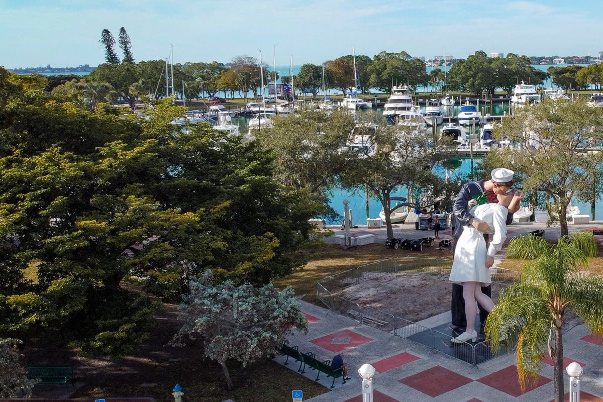 Kissing Statue - Adam Cellini/Visit Sarasota County