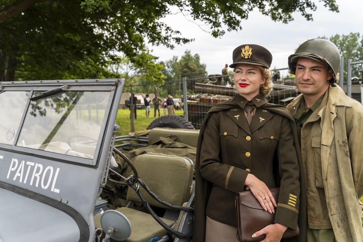 Sainte-Mère-Eglise Camp Geronimo young couple in uniform in front of a jeep - Normandy Tourism/Danielle Dumas