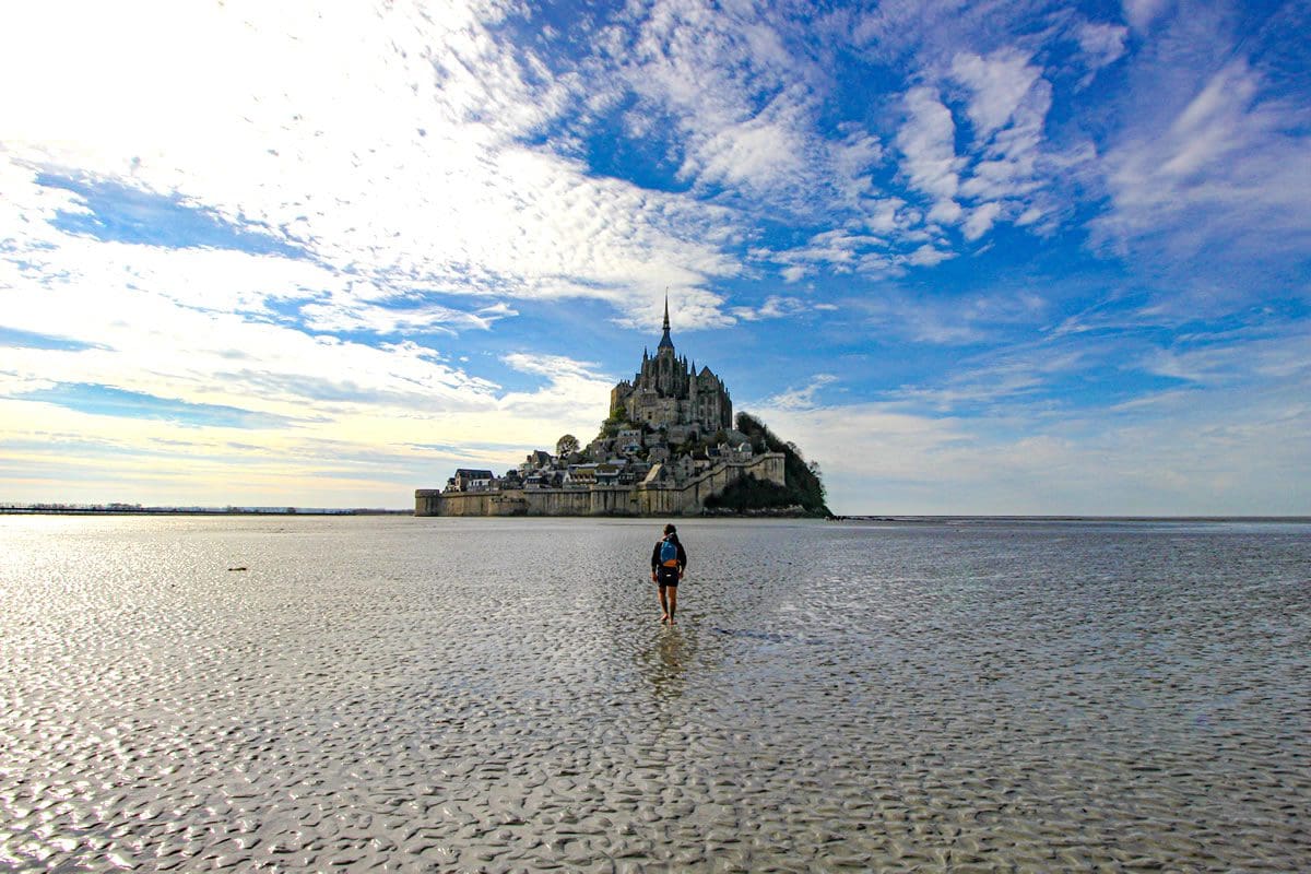 Walking in the bay, towards Mont-Saint-Michel - Normandy Tourism/Sophie Kernen/Jumeaux & Co