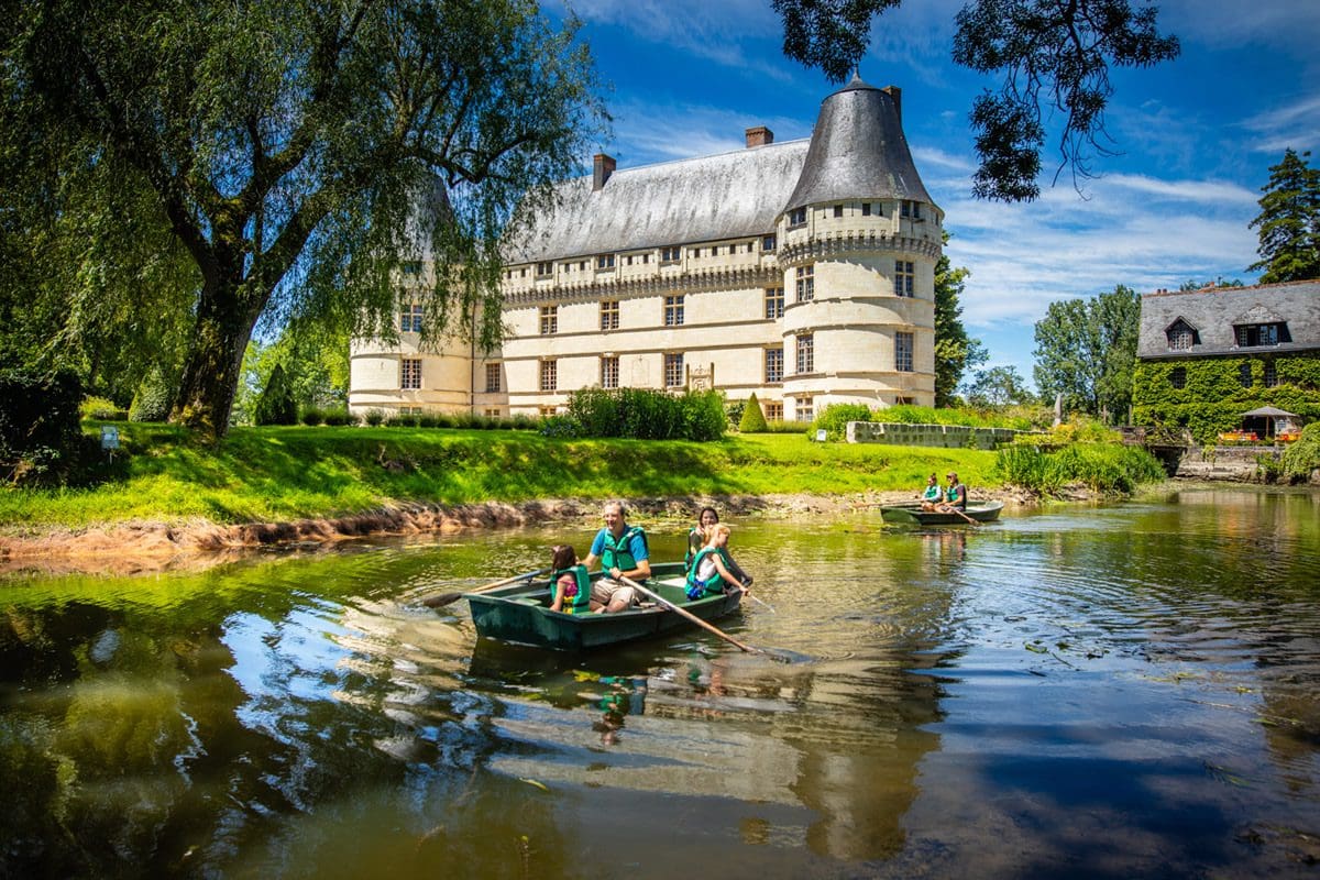Family boating by Chateau de Lislette - Agence Départementale du Tourisme de Touraine/David Darrault