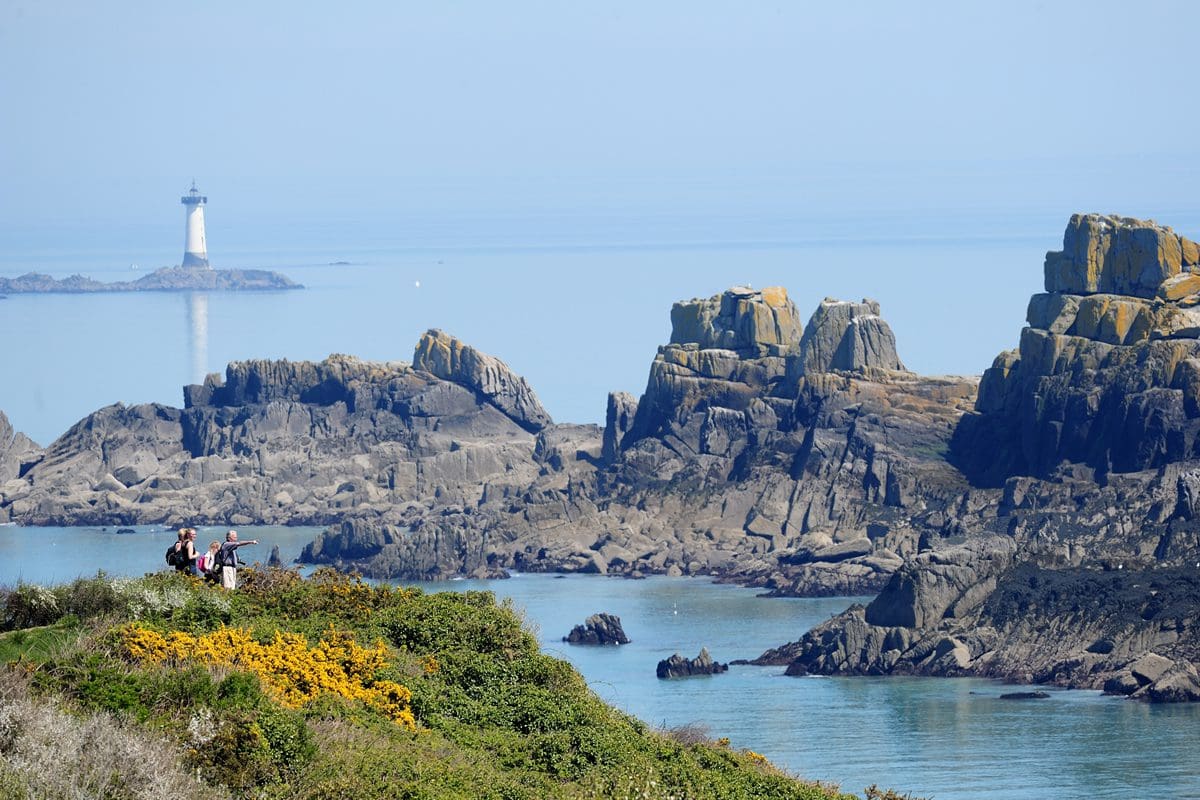 Walkers exploring the Brittany coastline - Tourisme Bretagne/Le Gal Yannick