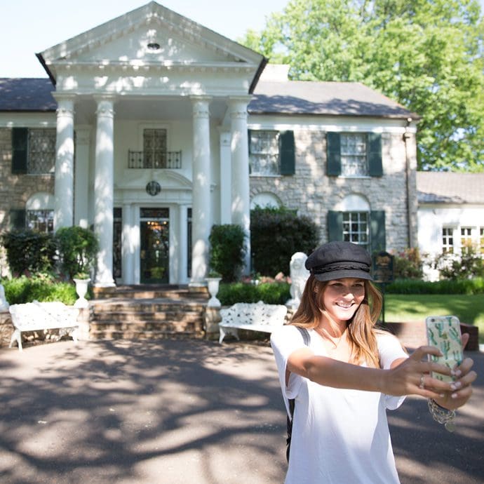 Graceland exterior selfie - Memphis Tourism/David Meany Graceland exterior selfie - Memphis Tourism/David Meany