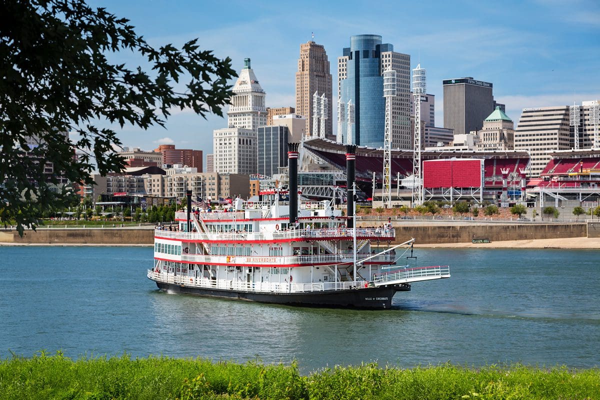 Riverboat, Cincinnati skyline - Visit Cincy
