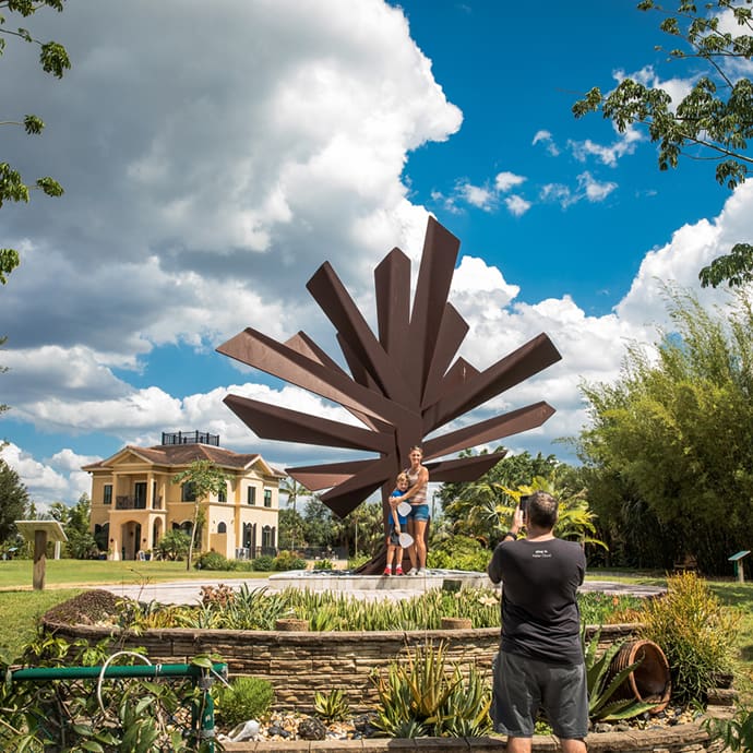 Couple exploring Peace River Botanical Sculpture Gardens – Punta Gorda/Englewood Beach Visitor & Convention Bureau