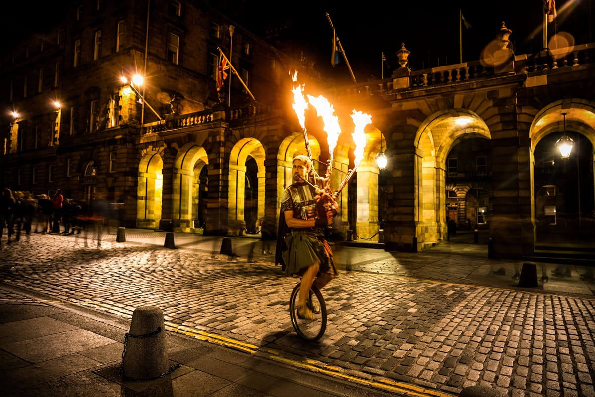 Unicycle performer at Edinburgh Fringe Festival - VisitBritain/Andrew Pickett